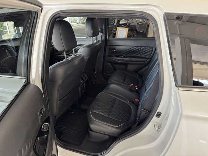 Mitsubishi Outlander 2.4 4WD Plug-In Hybrid Top