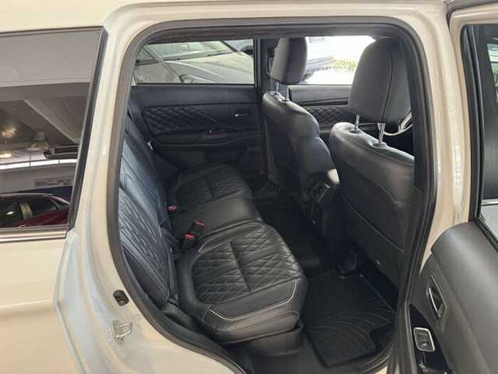 Mitsubishi Outlander 2.4 4WD Plug-In Hybrid Top
