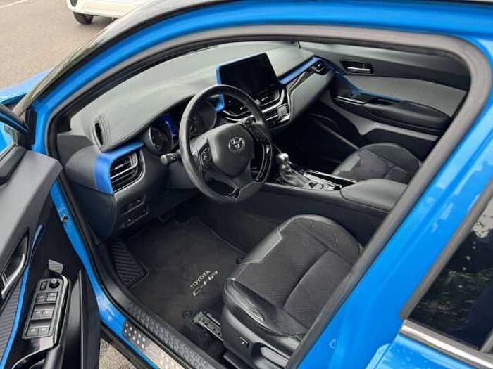 Toyota C-HR Hybrid Style Selection