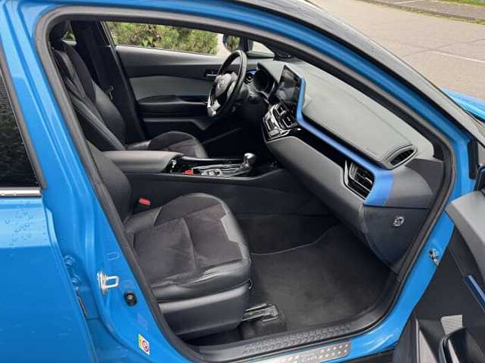 Toyota C-HR Hybrid Style Selection