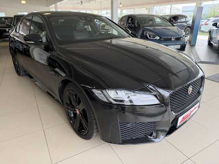 Jaguar XF 20d Aut. Chequered Flag