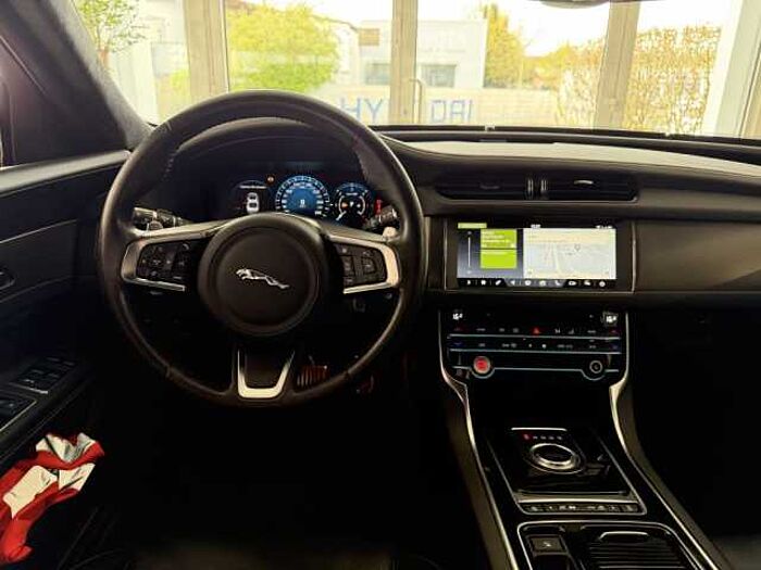 Jaguar XF 20d Aut. Chequered Flag