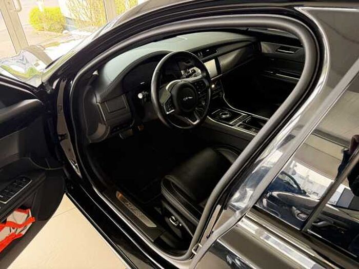 Jaguar XF 20d Aut. Chequered Flag