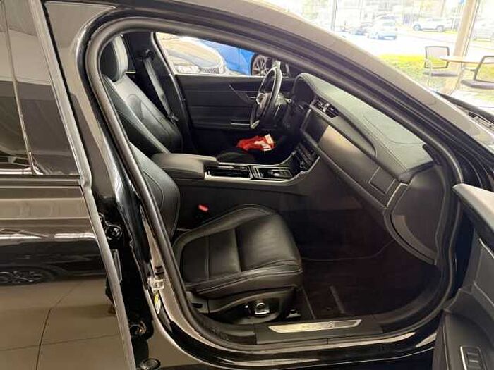 Jaguar XF 20d Aut. Chequered Flag