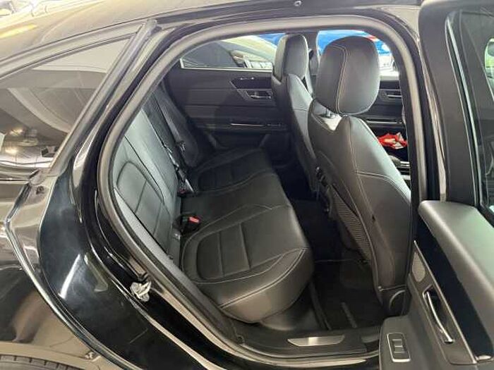 Jaguar XF 20d Aut. Chequered Flag