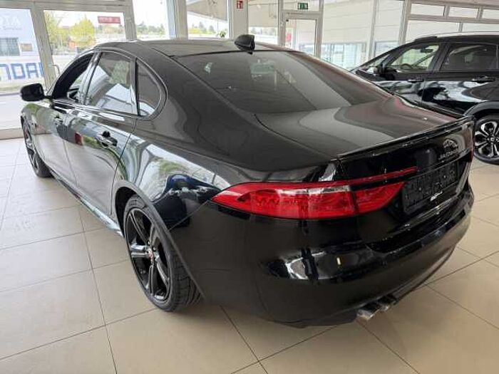 Jaguar XF 20d Aut. Chequered Flag