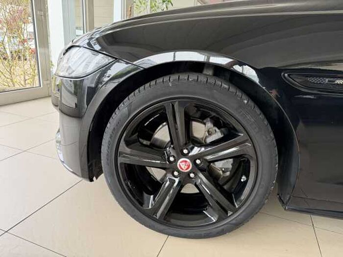 Jaguar XF 20d Aut. Chequered Flag