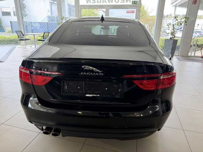 Jaguar XF 20d Aut. Chequered Flag