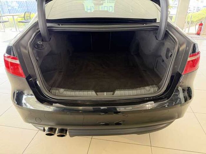 Jaguar XF 20d Aut. Chequered Flag